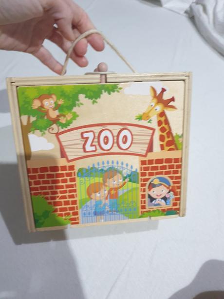 Maly dreveny domcek so vzieratkami, 