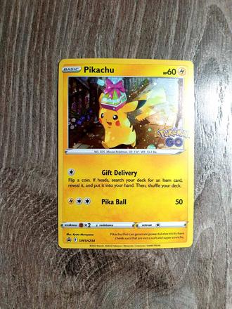 Pokemon karta pikachu s darcekom,
