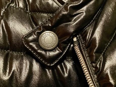 Krasna znackova bunda, guess,s