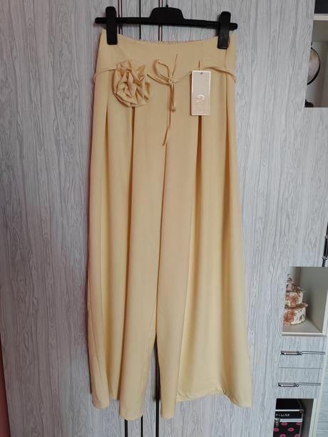 Dámske nohavice s ružou, 