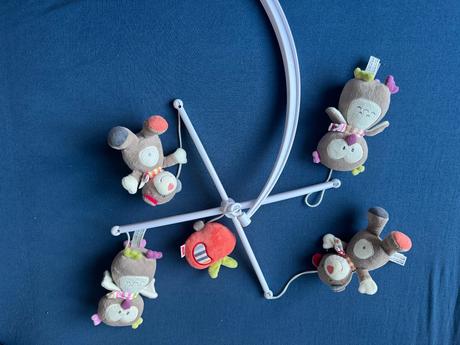 Krásny detsky kolotoč nad postieľku,