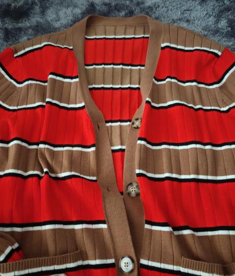 Pruzny svetrik na gombiky, 