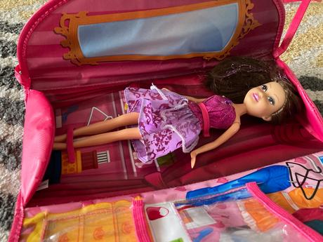 Bábika s fialovým pramienkom, 