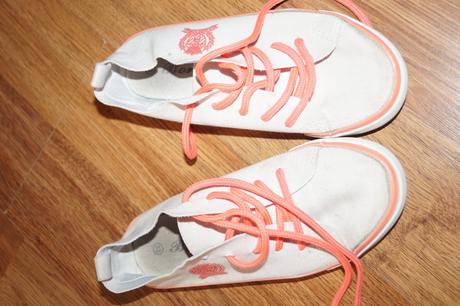 Tenisky s neonovymi snurkami, 33