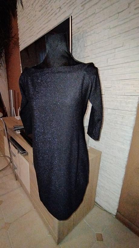 Trblietavé šaty, l