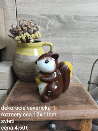 Krásna dekorácia veverička,