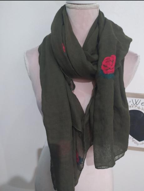 Vyšívaný šál/šatka, 