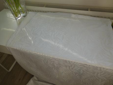 Závesy bielo perleťové vzorované, 