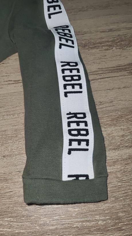 Mikinka rebel, rebel kids,98