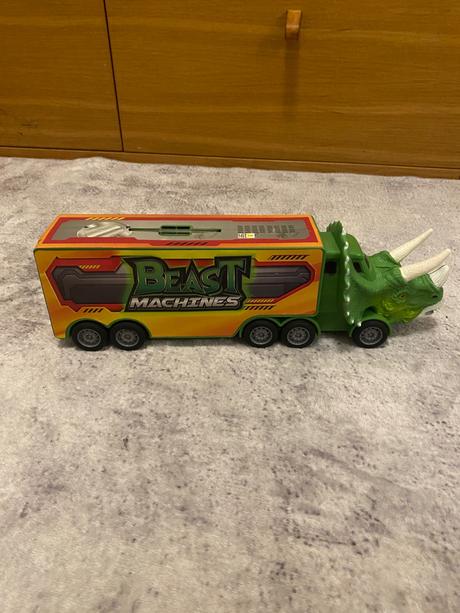 Kamión dino s autíčkom,