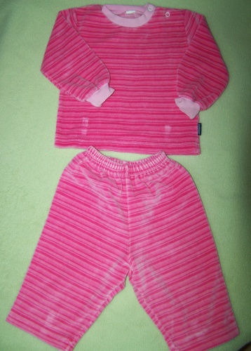 Veľmi pekná teplá velúrová súpravka , 74