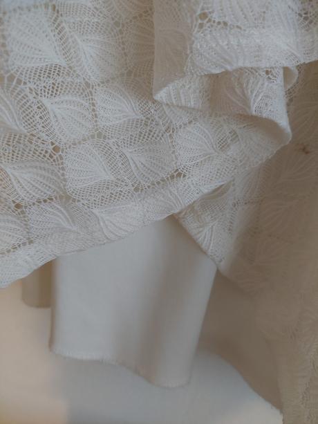 Krásne čipkované šaty, s