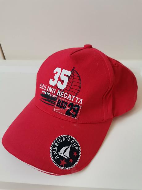 Šiltovka s plachetnicou, s