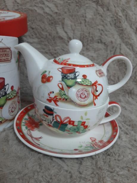 Porcelánová kanvica na čaj so šálkou tea for one., 