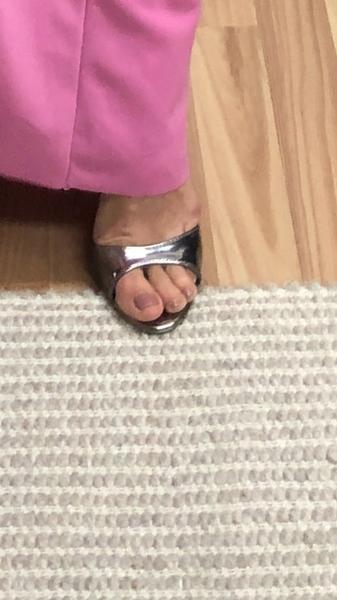 Kde nájsť tmavé lesklé topánky?