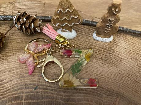 Ručne vyrobené živicové kľúčenky, 