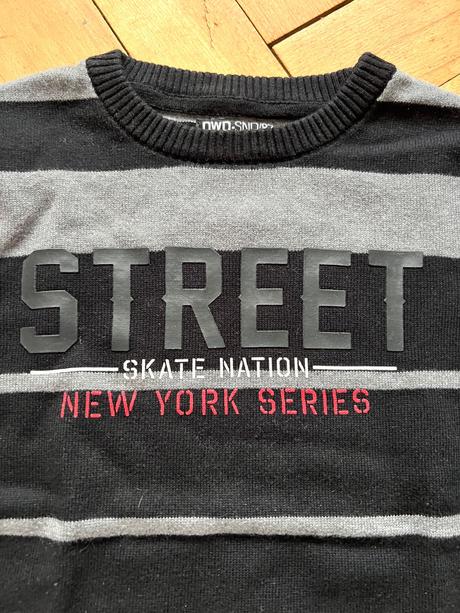 Modrý chlapčenský sveter, 122