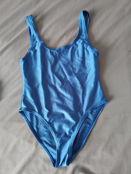 Fialové plavky, 134