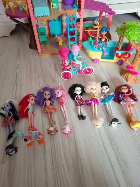 Domček +10 bábik enchantimals, 