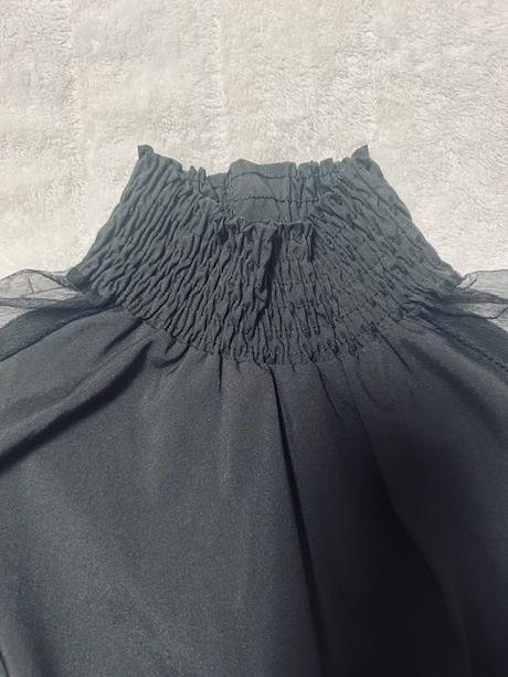 Čierna blúzka so stojačikom a s tylom na pleciach, m