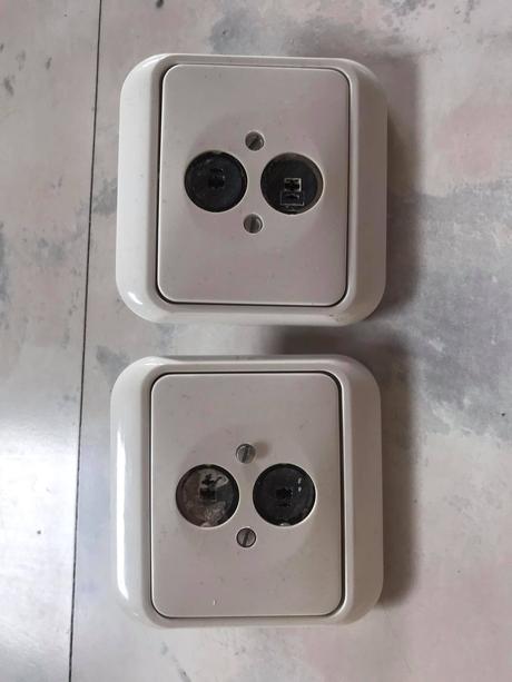 Zásuvky a vypínače,