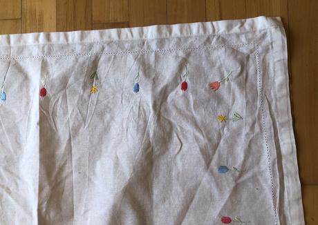 Biely vyšívaný obrus tchibo, 