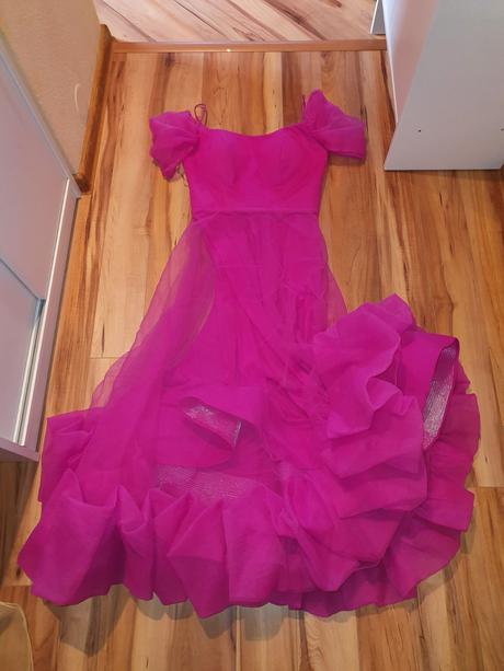 Brutálne spoločenské šaty s 36 aj na tanecnu, s