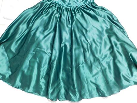 Luxusne velmi pekne šaty, 52