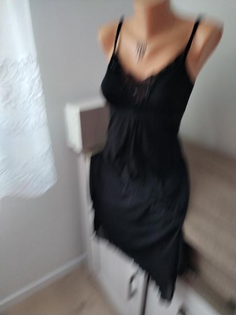 Krásne elastické šaty sadnú na s aj m, 