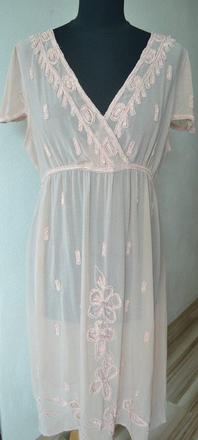 Vyšívané šaty, 42