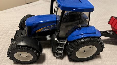 Bruder traktor s vlečkou, 
