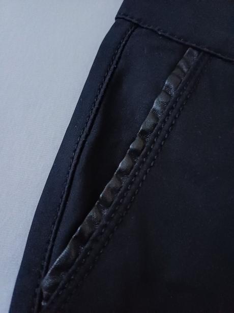 Čierne nohavice, dromedar,26