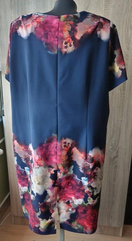 Elegantné tmavomodré kvetované šaty, 50