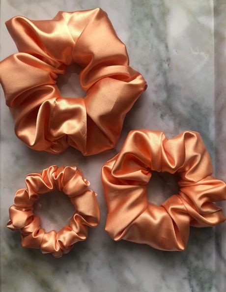 Saténová gumička scrunchie marhuľová, 