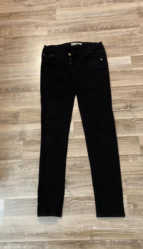 Čierne rifle veľ.l-29,majú zlaté zdobenie, l