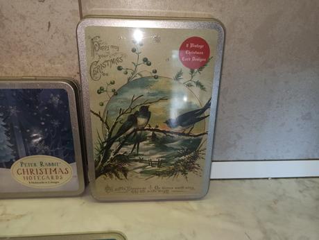 Vintage christmas notecards in tin, 