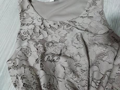 Čipkované šaty, 146