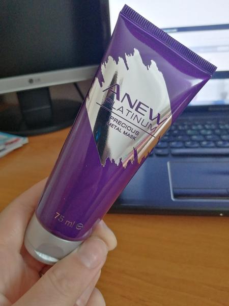 Páli ma tvár z masky z Avonu