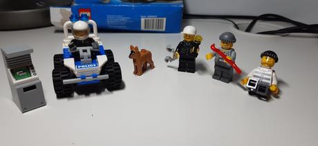 Lego subor policajnych minifiguriek, 