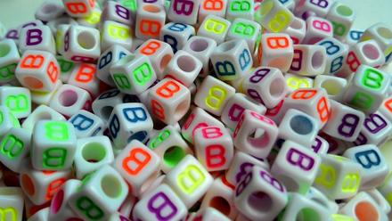 Písmenka neónové b, 