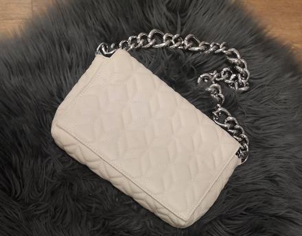 Kabelka s reťazou, reserved