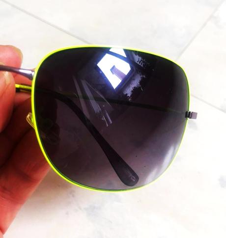 Okuliare s neónkovým rámom,