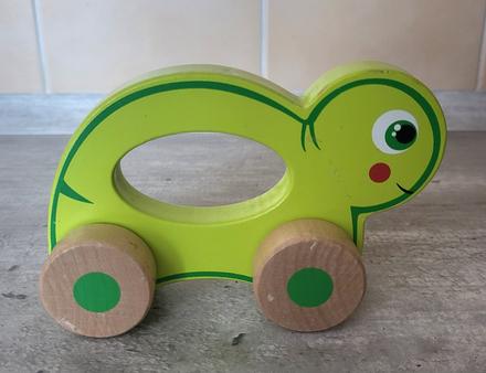 Drevená korytnačka na kolieskach, 