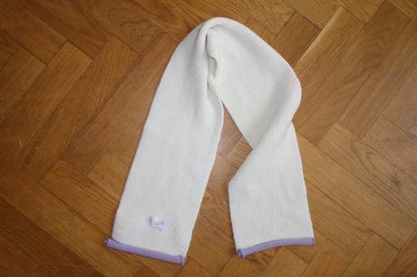 Biely šál s fialovými koncami , 