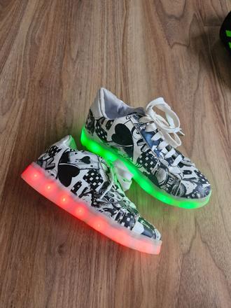 Svietiace tenisky, 33