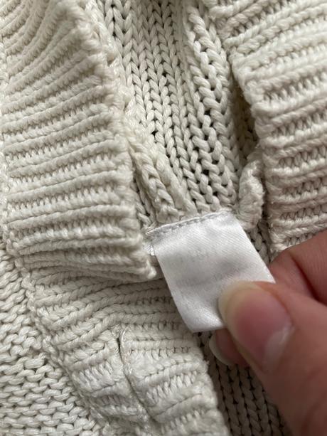 Biely sveter s kapucňou na gombíky, 146