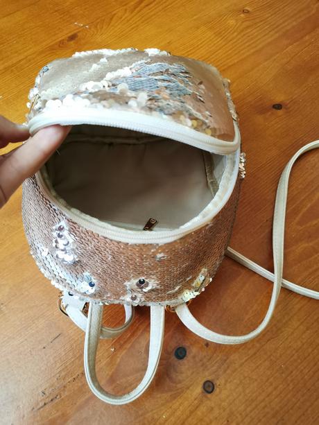 Krásny béžový flitrovany ruksačik, 