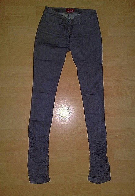 Znackove sive trendy rifle s riasenim, 34