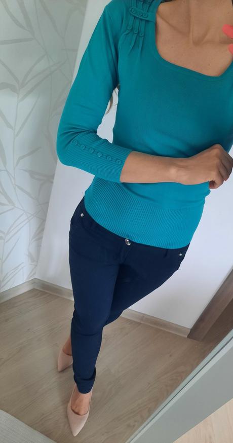 Sveter s ozdobnými gombíkmi, s