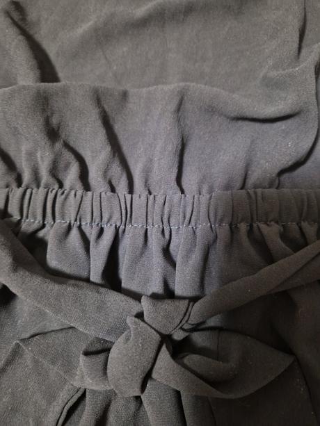 Šaty s perličkami, s